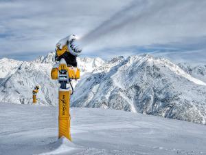 TechnoAlpin va enneiger Sarenne à l'Alpe d'Huez
